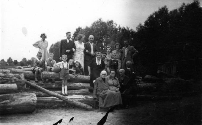 Zdjęcie rodzinne na składzie drewna przed tartakiem