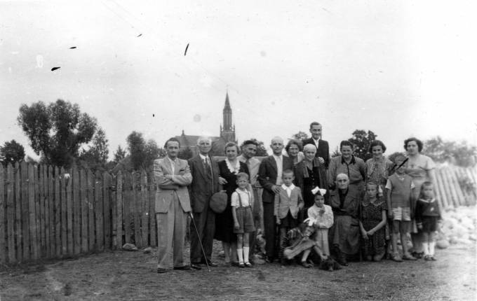 Zdjęcie rodzinne na tle Osjakowa